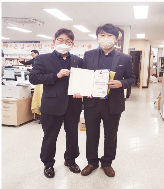 지난 30일 도청 자치행정과에서 수상하는 모습