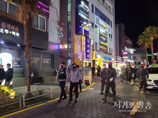 해병전우회원들과 중동지구대 직원들이 합동방범활동 현장