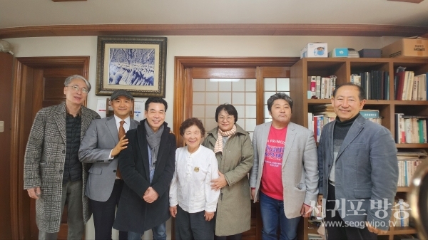 데일리한국 민병무 부국장, 제주문화예술진흥원 김태관 원장, <br>굿스테이지 송인호 기자, 김태자 명인, 서울문화투데이 이은영 기자, 오형석 기자. <br>서귀포방송 장수익 기자 (사진 왼쪽부터)