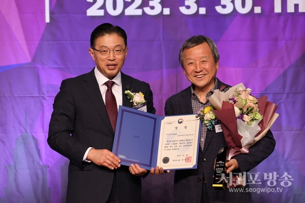 30일 서울 더플라자호텔에서 열린 ‘대한민국 창조경영 2023’ 시상식에서 김대환 국제전기자동차엑스포 이사장(오른쪽)과 황인태 심사위원장(중앙대 경영대 교수)이 기념촬영을 하고 있다.