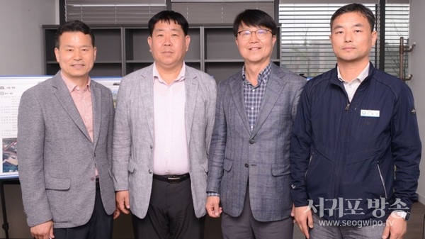 ▲제주공공하수처리 시설 현대화 사업 설명회 자리에서 한국환경공단 광주전남제주환경본부 관계자들이 한자리에 모였다. 박종호 본부장(왼쪽 두번째, 강동규 제주지사장(오른쪽 두번째), 한청희 부장(왼쪽첫번쨔째), 오병엽 차장(오른쪽 첫번째)이 기념촬영하고 있다.
