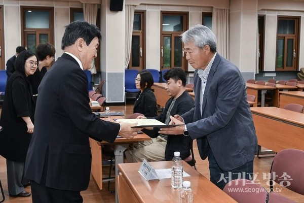 김광수 교육감이 지정서를 전달했다.