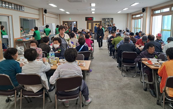 오조리 마을회에서 어르신들에게 카네이션을 달아드리고 감사의 전했다.