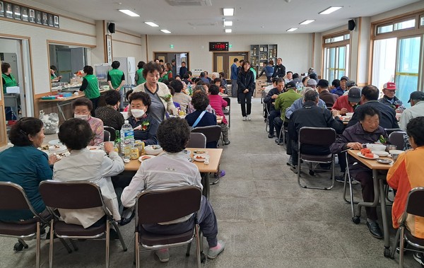 오조리 마을회에서 어르신들에게 카네이션을 달아드리고 감사의  전했다.