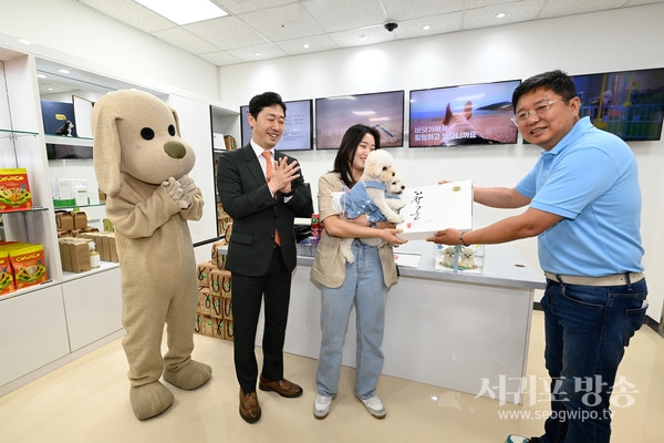 1일, 김포공항 애견센터에서 윤형중 한국공항공사 사장(왼쪽)이 독독 애견호텔 김성규 대표(오른쪽)와 첫 이용고객(중앙)에게 웰컴굿즈를 전달하고 있다.