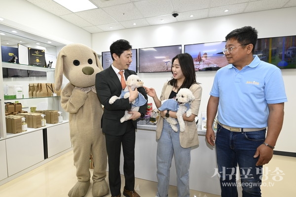 1일, 김포공항 애견센터에서 윤형중 한국공항공사 사장(왼쪽)이 독독 애견호텔 김성규 대표(오른쪽), 첫 이용고객(중앙)과 기념촬영을 하고 있다.