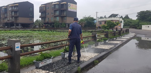 서귀포시 성산읍 오조리 생태 연못 지압 보도 설치 후 처음으로 고압 세척을 하고 있다.