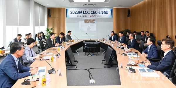 18일 서울 강서구 본사에서 윤형중 한국공항공사 사장(왼쪽열 중앙)과 LCC 항공사 대표단이 한중노선 운항 증편과 국제선 활성화 방안을 논의하고 있다.
