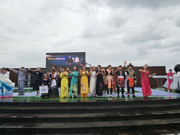 지난7일 성산일출봉 야외무대에서 지역주민 500여명이 참석한 가운데 성산읍 다세대 어울림 문화 패션쇼가 성황리에 마쳤다.