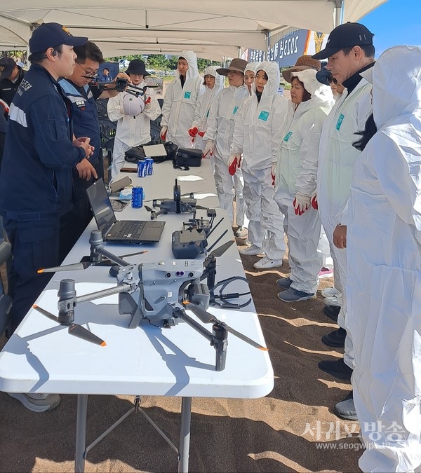 대규모 해양오염 사고 대비 해안방제 합동훈련에 참여한 자원봉사자들 모습