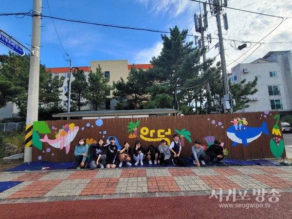 안덕청소년문화의집은 지난 7월 21일부터 10월 24일 기간 중 10회에 걸쳐 청소년자기주도봉사활동 ‘우리들의 팔레트, 마음을 잇다’ 클린하우스 벽화 그리기 프로젝트를 진행했다.