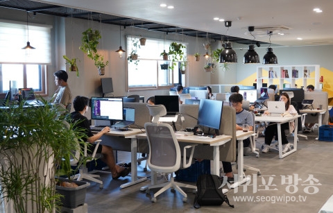 ‘메티버스 노마드 제주 대정’ 워케이션 참가 기업의 직원들이 플렉싱크의 공유오피스 ‘스페이스 모노’를 이용하고 있다