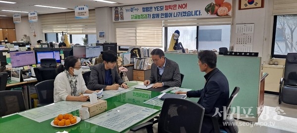 제주특별자치도교육청 오순문 부교육감이 1일 명예 감귤농정과장으로 농정 현안사항 공유 및 학생 건강증진에 대한 의견을 경청했다.<br>