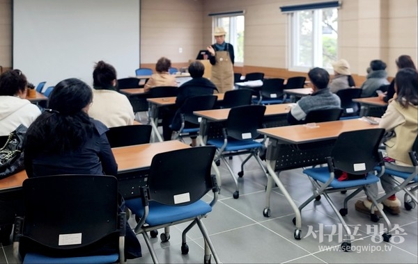 김영한 작가는 25일 송악도서관에서 "성공하고 싶을때 베토벤 따라하기" 북토킹을 가졌다.