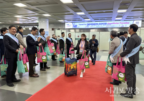 양양공항, 강원도, 한국관광공사 강원지사 등 관계자들이 전세편 이용객을 환대하고 있다.