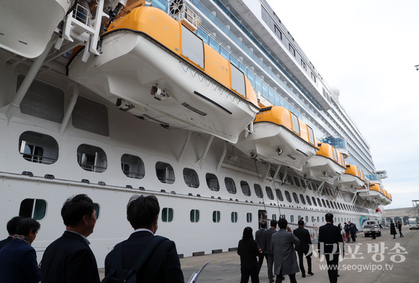올해 처음으로 제주에 입항한 크루즈선인 중국 상하이발 13만톤급 ‘아도라 매직 시티’호