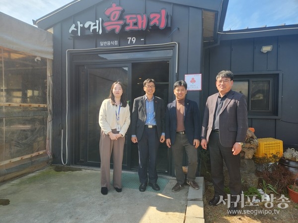 서귀포시 안덕면지역사회보장협의체, 사계흑돼지 착한가게 현판 전달