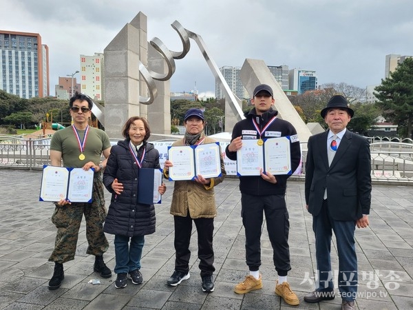 제1회 제주프로종합팔굽혀펴기 1시간 최고기록도전자들 <br> 이대현·황미자·강길선·정하영 도전자, 현달형 총재(사진 왼쪽부터)