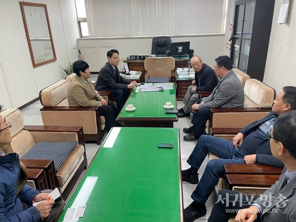 김한규 택시공제조합 및 노조 만나택시업계와 기사들의 애로사항 살필 것