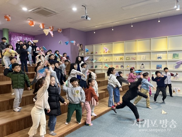 서귀포시 관내 초등학교 입학생 대상 책날개 꾸러미 전달 시작