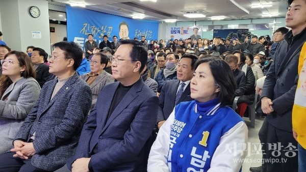 인천 동구미추홀구을 민주당 남영희 개소식 2000여명 밀집, 4년전 비해 5배 이상 집결