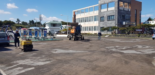 오조리 마을회는 성산읍이 도움으로 무료 주차장 정비 및 배수로 작업을 완료함으로 지역주민과 관광객들 불편을 해소 시켰다.