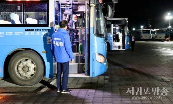 문대림 후보, 선거운동 첫 일정으로 버스 첫차 기사님 만나