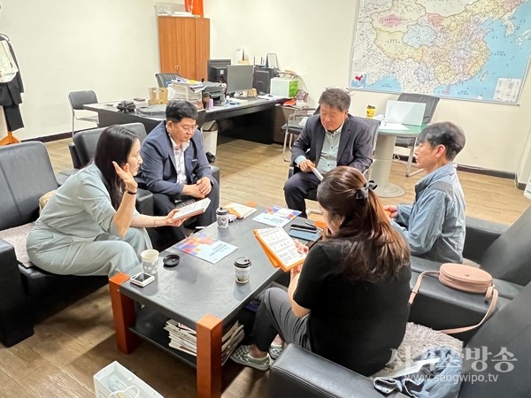 수출기업지원센터는 송이산업에서 원산지 증명, 제조원 표시 등 수출기업의 애로사항을 청취했다.