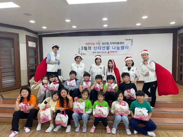 나비봉사단의 2일 어린이날을 앞두고 성산읍 관내 어린이들에게 선물 나눔 봉사 활동을 펼쳤다.