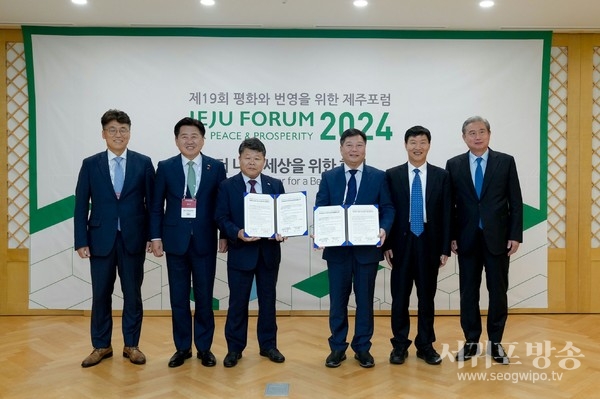 오영훈 제주특별자치도지사와 류샤오밍 중국 하이난성장은29일 오후 제19회 평화와 번영을 위한 제주포럼에서 만나 문화예술·경제·신산업·인적 교류 등 다양한 교류협력 방안을 모색했다.