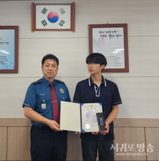 다액의 현금이 들어있는 가방을 찾아준 학생에 감사장 전달
