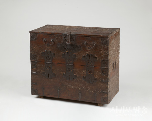 제주궤, 조선 19세기, 나무에 칠, 쇠, 높이 72.0cm, 폭 82.0×44.0cm