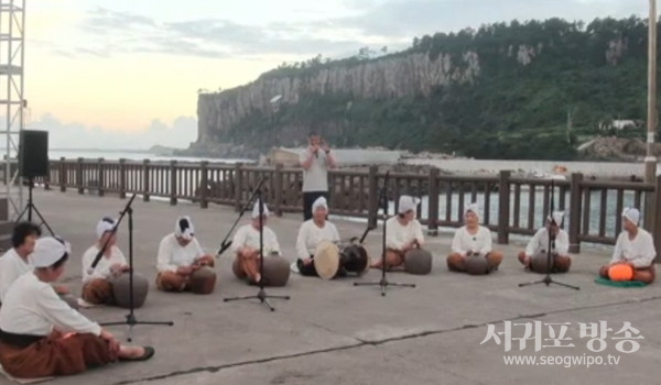난드르 올레ᄌᆞᆷ녀 해상공연 사진