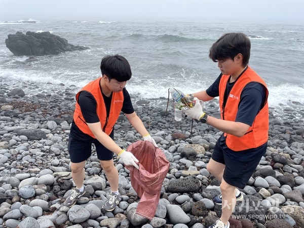 호반호텔앤리조트의 퍼시픽 리솜은 5일 제주 중문 해변 정화활동을 실시하고 색달해수욕장을 찾는 방문객들을 위해 깨끗한 바다만들기 캠페인에 뜻을 함께 했다.