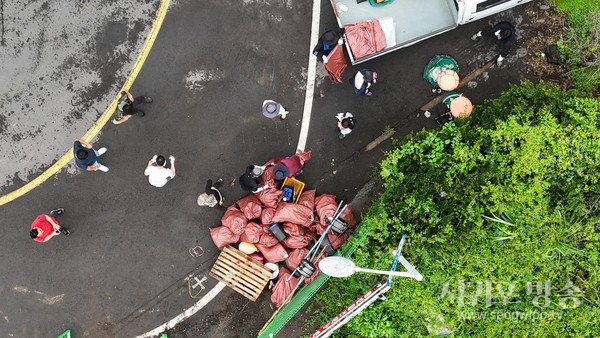 호반호텔앤리조트의 퍼시픽 리솜은 5일 제주 중문 해변 정화활동을 실시하고 색달해수욕장을 찾는 방문객들을 위해 깨끗한 바다만들기 캠페인에 뜻을 함께 했다.