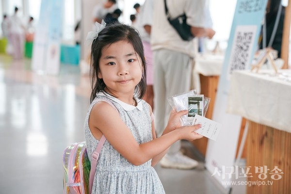 (관련사진) 26일, 제주공항에서 여행객 대상 참여이벤트를 진행하고 있다