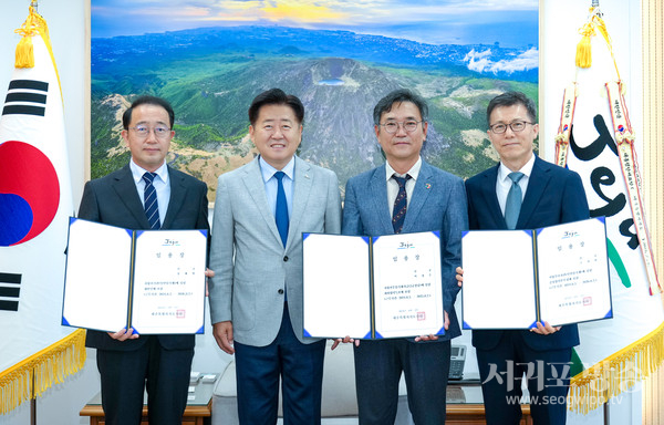 사진 왼쪽부터 강재병 대변인, 여창수 대외협력특보, 오영훈 제주도지사, 고시현 중앙협력본부장.사진 왼쪽부터 강재병 대변인, 여창수 대외협력특보, 오영훈 제주도지사, 고시현 중앙협력본부장.출처 : 헤드라인제주(http://www.headlinejeju.co.kr)출처 : 헤드라인제주(http://www.headlinejeju.co.kr)