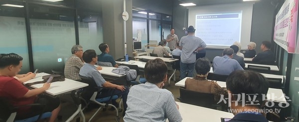 8월 14일 낮 3시부터 전태일기념관에서 개최된 ‘열린 공론마당’ 발기인대회에서 <br>류종열 전 흥사단 이사장이 임시의장을 맡아 상임마당쇠를 선출하고 있다.