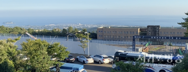 우주센터 공사 전경. 사진에서 한화우주센터 구축 공사 현장 뒤로 범섬과 제주해군기지 방파제가 보인다.(사진=최성희)