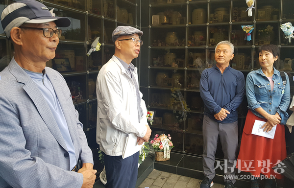 지난 9월 21일 성대출신 민주인사 고 전경희 선생 5주기 추모제에서 진행사회 김인봉이 왼쪽 두 번째 자리에서 발언하고 있다(왼쪽 첫 번째는 송운학 민청 이사).