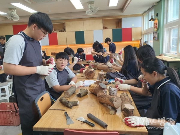 효돈중학교는 지난 6일부터 27일까지 3주간 ‘담팔수 솟대’를 만드는 교육활동을 전개해 담팔수 기억 공간을 조성했다.