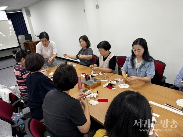 서귀포도서관, 발도르프 인형으로 만나는 ‘동백꽃이 툭,’프로그램 운영