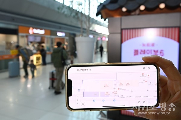카카오맵 실내지도 서비스로 김포공항 국내선 터미널 내부 시설을 검색하고 있다.