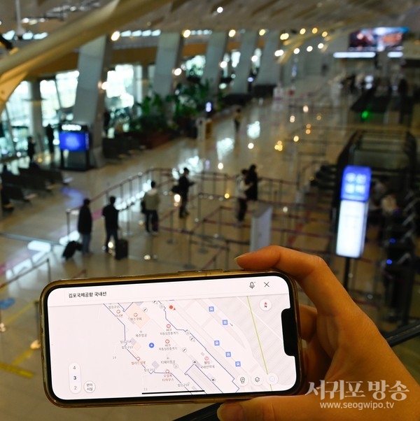 카카오맵 실내지도 서비스로 김포공항 국내선 터미널 내부 시설을 검색하고 있다.