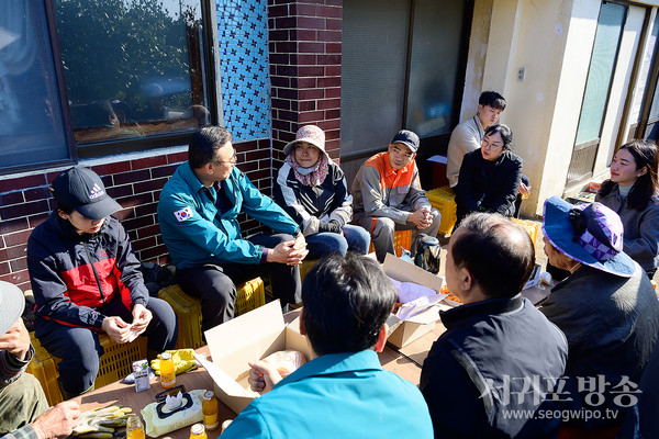 감귤 수확기, 오순문 서귀포시장과 외국인 근로자가 만났다