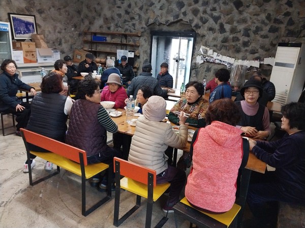 오성가스 대표 고창삼은 연말을 맞아 오조리 노인회 저녁 식사를 제공했다.