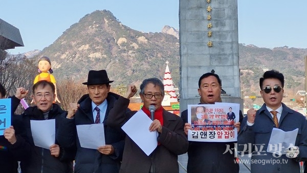 지난 화요일(2024.12.17.) 광화문광장에서 송운학 ‘국힘해체 추진행동’(준) 상임대표 등이 구호를 외치고 있다(제공 : 우문명 TV, 좌측부터 장민국, 이근철, 송운학, 류종열, 김선홍)