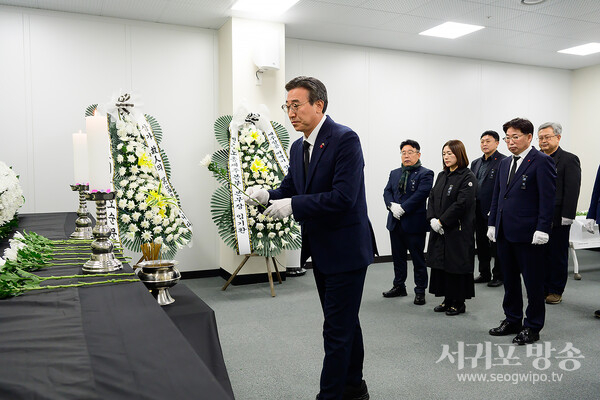 무안공항 제주항공 여객기 사고희생자 추모하는 오순문 시장<br>
