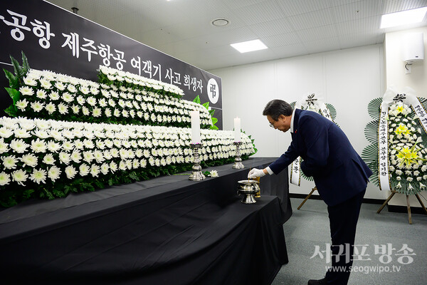 무안공항 제주항공 여객기 사고희생자 추모하는 오순문 시장<br>