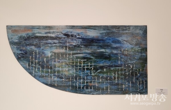 가명 : 유 리작품 제목 : 이어도작품 크기 : 59.2cm x 120cm재료 : Mixed media on recycle panel 제작연도 : 2024